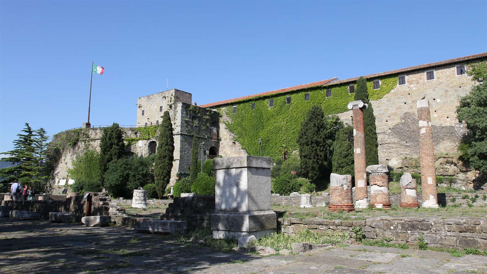 Imagini pentru trieste Castelul San Giusto