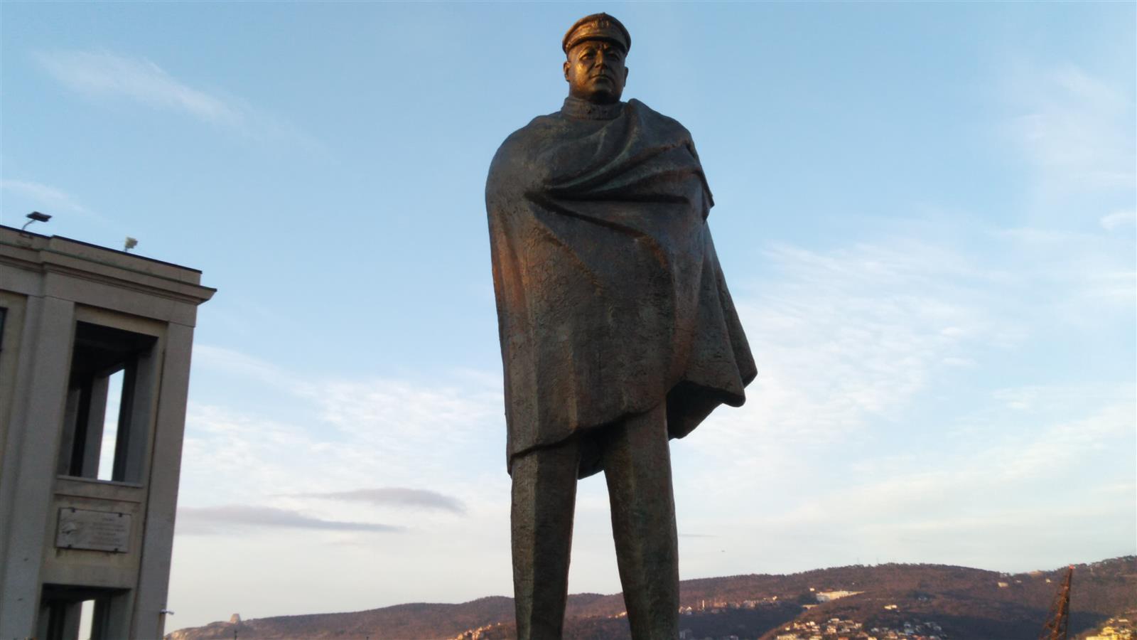 Statua Sauro_provv