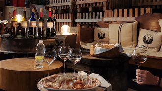 Food & Wine Experience. Un Viaggio nei Sapori e nella Tradizione Locale