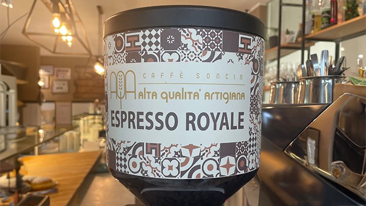 UL 50 % dx -  ESPRESSO ROYALE // PANIFICIO PASTICCERIA AQA